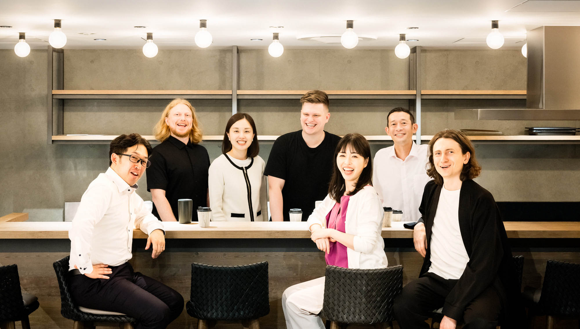 ミートアップスペースで外国人メンバーと談笑